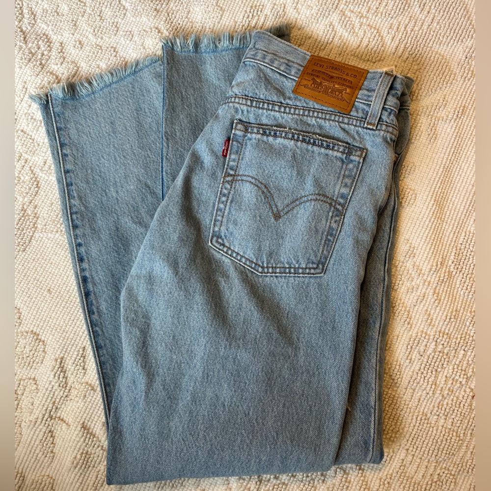 🥏LEVI’S RAW HEM SIZE 28 WEDGIE FIT JEANS🦋